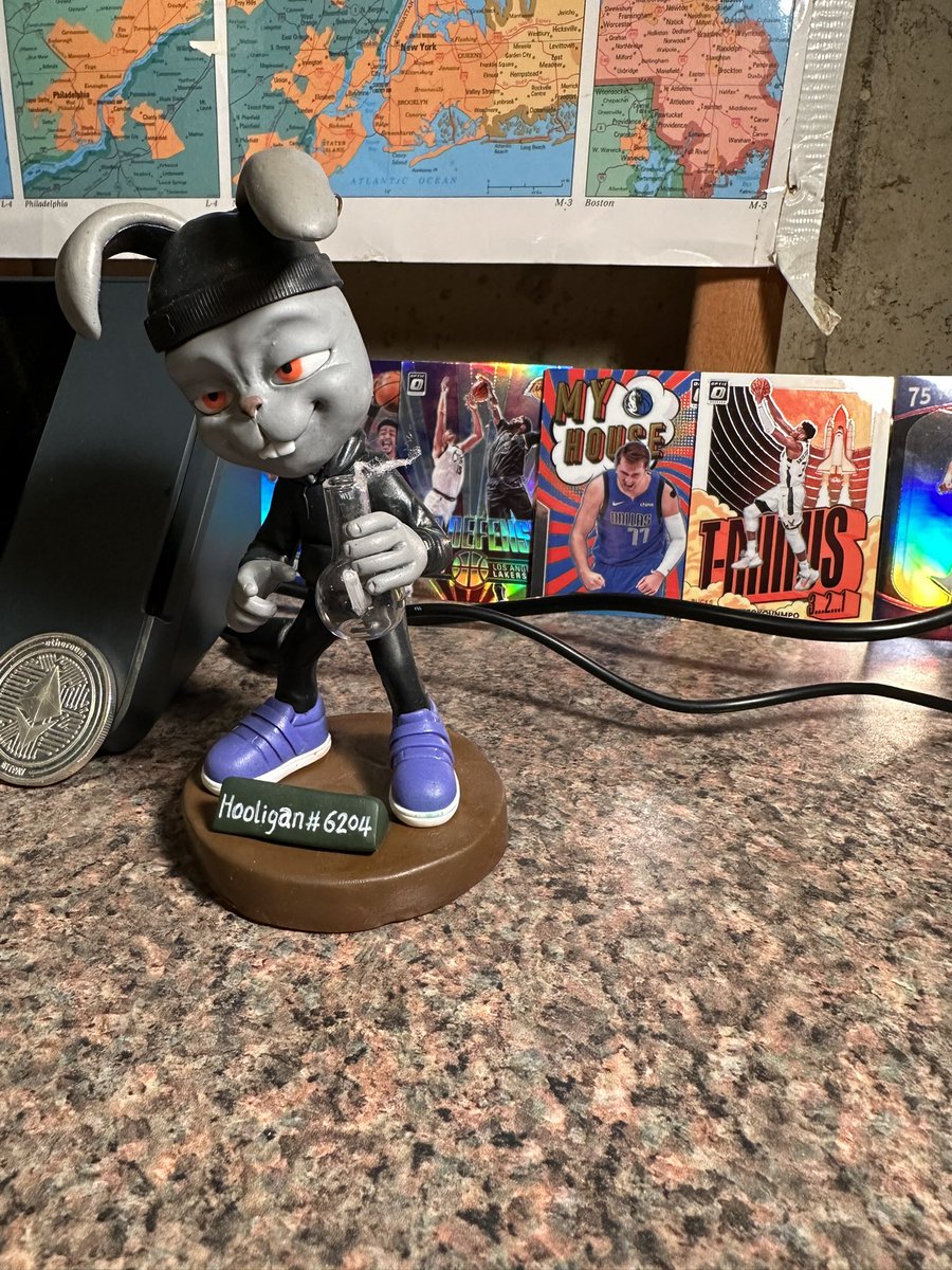 SailorYeet's tweet photo. I can’t express enough how much I love this art piece. My forever #Hooli was brought to life by @Nebul1te!! Thank you so much for this amazing hand made figure! It came out better than I could have ever imagined! If your interested go check out his business!!! @mypethooligan https://t.co/KMKl6apzif
