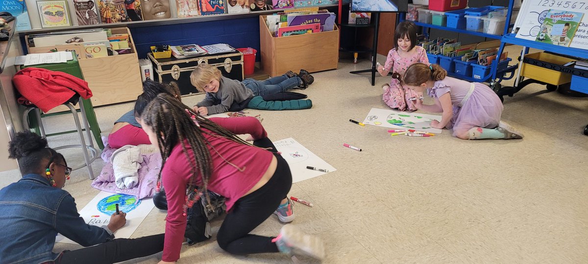 Teacherladykell's tweet photo. Drawing planets with a partner today! #STEMWEEK @howellprincipal #buzzworthy https://t.co/ruW9h2gAee
