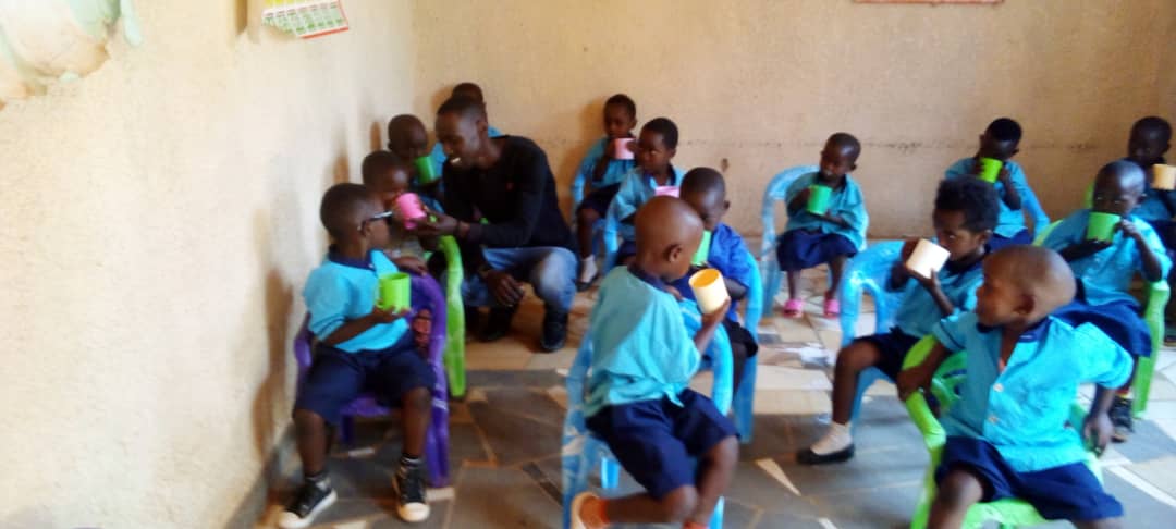 NungaCell's tweet photo. Umukozi ushinzwe imibereho myiza, iterambere n'ubukungu mu kagari ka #Nunga yasuye irerero rya #INEZA_NURSERY_SCHOOL mu mudugudu wa Rugasa, abana bahawe amata nkuko biri muri gahunda yabo ya buri munsi. @RwandaLocalGov @Urujeni1 @KicukiroDistr @umusoso https://t.co/gzEi5mPAF2