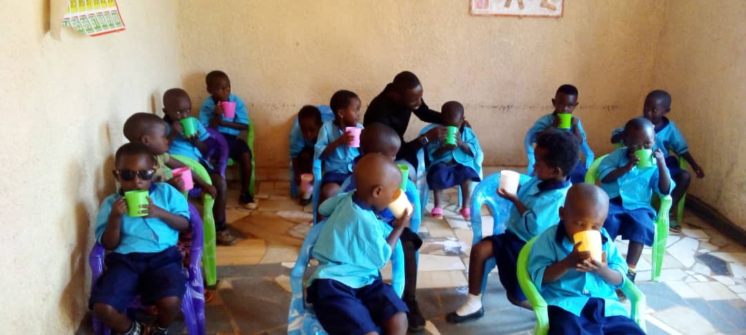 NungaCell's tweet photo. Umukozi ushinzwe imibereho myiza, iterambere n'ubukungu mu kagari ka #Nunga yasuye irerero rya #INEZA_NURSERY_SCHOOL mu mudugudu wa Rugasa, abana bahawe amata nkuko biri muri gahunda yabo ya buri munsi. @RwandaLocalGov @Urujeni1 @KicukiroDistr @umusoso https://t.co/gzEi5mPAF2