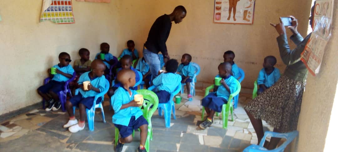NungaCell's tweet photo. Umukozi ushinzwe imibereho myiza, iterambere n'ubukungu mu kagari ka #Nunga yasuye irerero rya #INEZA_NURSERY_SCHOOL mu mudugudu wa Rugasa, abana bahawe amata nkuko biri muri gahunda yabo ya buri munsi. @RwandaLocalGov @Urujeni1 @KicukiroDistr @umusoso https://t.co/gzEi5mPAF2