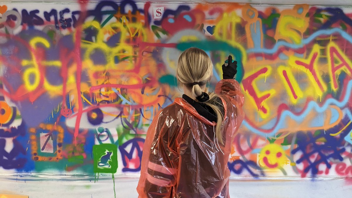 Roots0121's tweet photo. Second day at @sandwellct done! We've now got full coverage of the wall... Let's see how it evolves over the next 2 days! #legacymural #streetart #community #creativity https://t.co/LhcMndeL0C