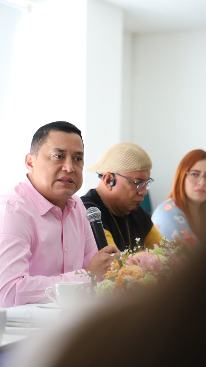 UNIPAZnoticias's tweet photo. #Actodeposesión. “Es importante mantener un diálogo permanente y constructivo que redunde en el éxito de la gestión al interior de sus Escuelas” fue la invitación que hizo el #RectorUNIPAZ en el acto de posesión de los Representantes de Estudiantes en los Consejos de Escuela. https://t.co/KyIAY0N4lx