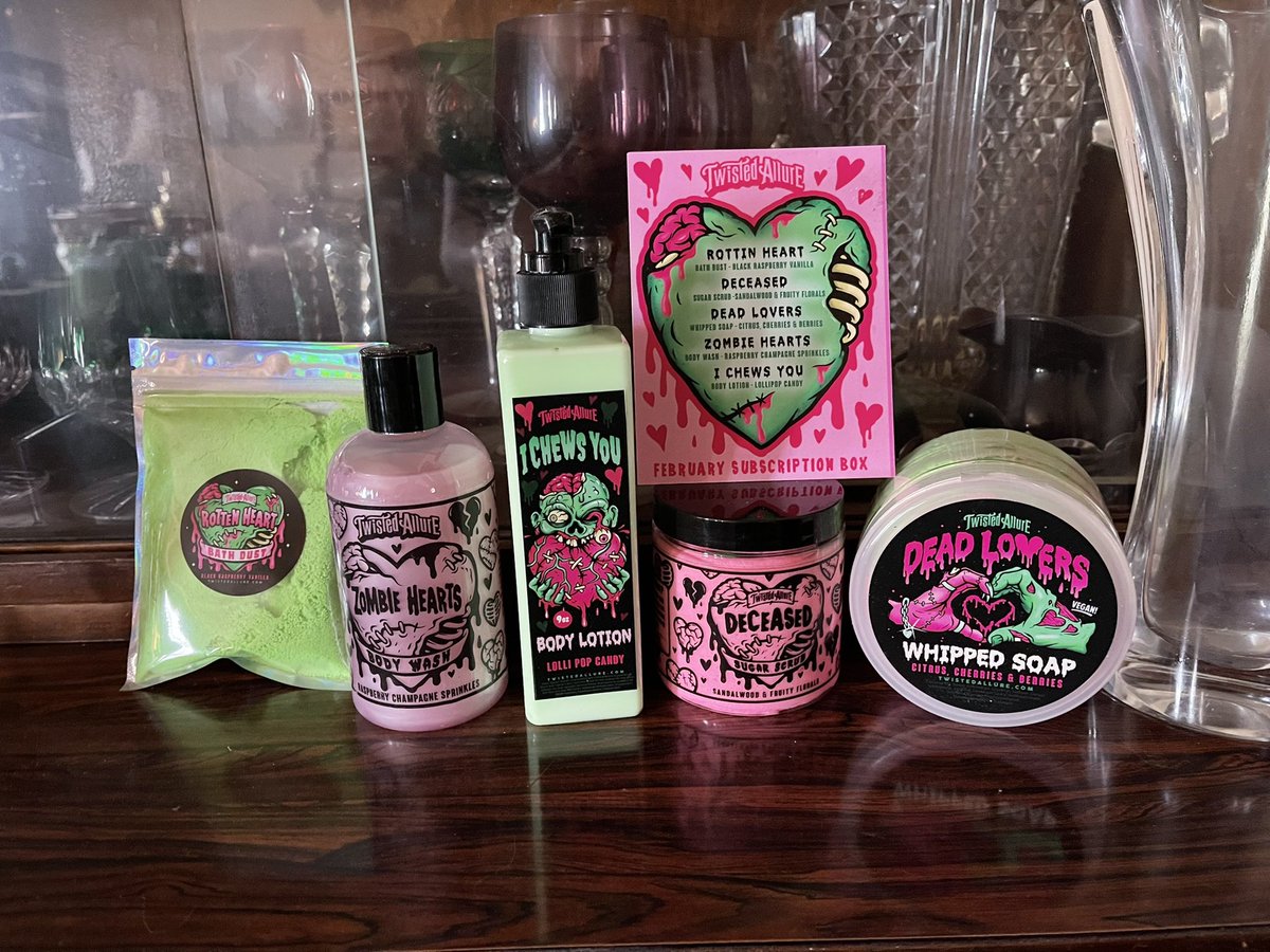 AlchemysticSims's tweet image. Got my #TwistedAllure box this month and omg I’m so spoiled 🥰