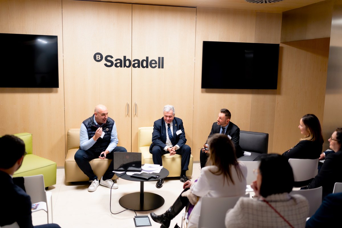 FiabciSpain's tweet photo. 💪 Éxito absoluto de la 20ª edición del #Inmointer, organizado por #FIABCIEspaña. La jornada #inmobiliaria, celebrada en #Barcelona y a la que asistieron decenas de profesionales, contó con la participación de expertos de prestigio pertenecientes a #FIABCI y al colectivo #API 🏡 https://t.co/Y612cTs40F