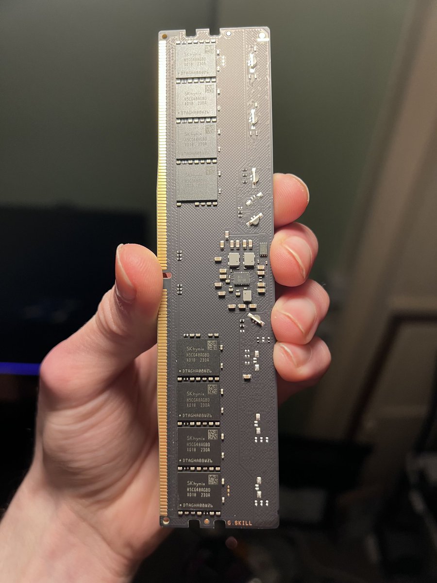 C0manso's tweet photo. Naked G.Skill 8000 dimms https://t.co/29ehRZ8ogi