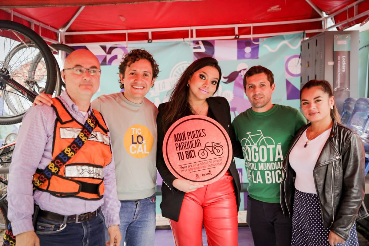 felipeangell's tweet photo. Todo inicia dando ejemplo y si cambiamos podemos promover la movilidad sostenible en Bogotá.
Hoy llegamos a la @Alcandelaria_ para certificar con Sello de Oro su cicloparqueadero y ya son 12 las localidades que ponen a disposición de los biciusuarios estos increíbles espacios. https://t.co/60A6nyJF9t