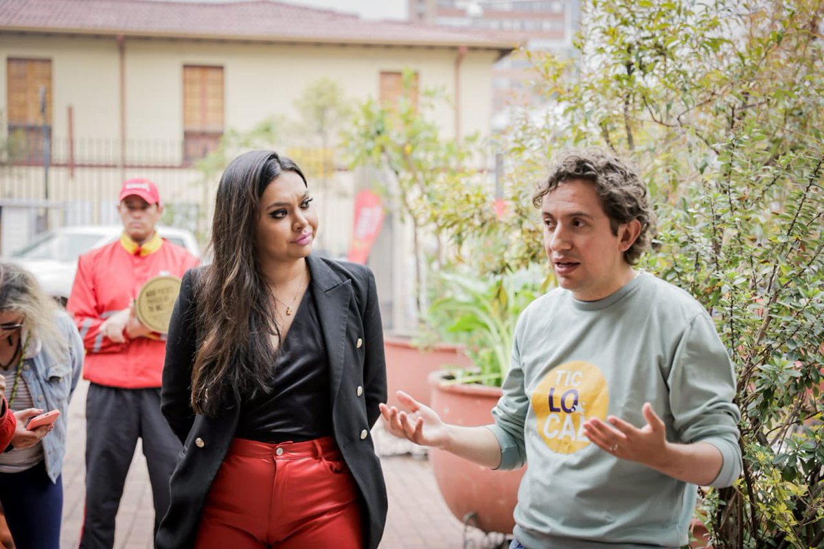 felipeangell's tweet photo. Todo inicia dando ejemplo y si cambiamos podemos promover la movilidad sostenible en Bogotá.
Hoy llegamos a la @Alcandelaria_ para certificar con Sello de Oro su cicloparqueadero y ya son 12 las localidades que ponen a disposición de los biciusuarios estos increíbles espacios. https://t.co/60A6nyJF9t