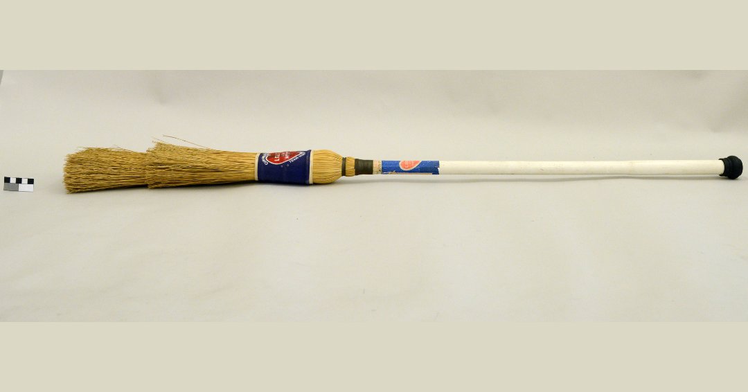 visitpama's tweet photo. Early curling brooms were made with wood handles and corn-strand brush heads. This 'Ladies Curl Master' (c.1960) was used by the donor's mother, who played as a skip (captain) for a women's curling rink.

#CommunityForLife #PeelRegion #VintageObjects #DidYouKnow https://t.co/OpFxUhRKdZ