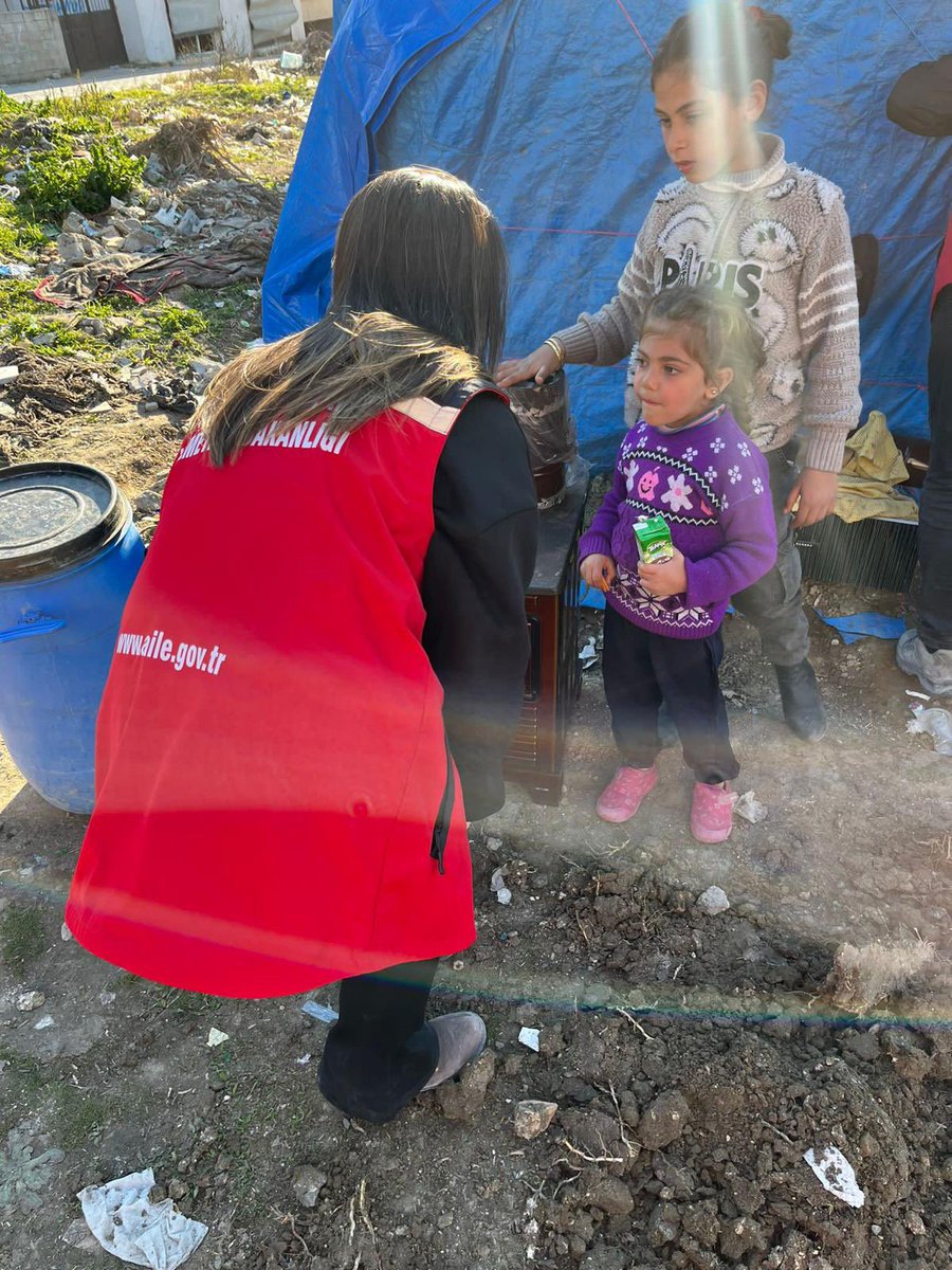 Depremden etkilenen illerimizde şu ana kadar 3.102 personelimizle 525.795 vatandaşımıza, deprem bölgesi dışındaki illerimizde ise 3.407 personelimizle 226.088 vatandaşımıza psikososyal destek hizmeti sağladık.

<a href="/tcailesosyal/">T.C. Aile ve Sosyal Hizmetler Bakanlığı</a>
#BirlikteGüçlüyüz 🇹🇷
#KırmızıYelekliler