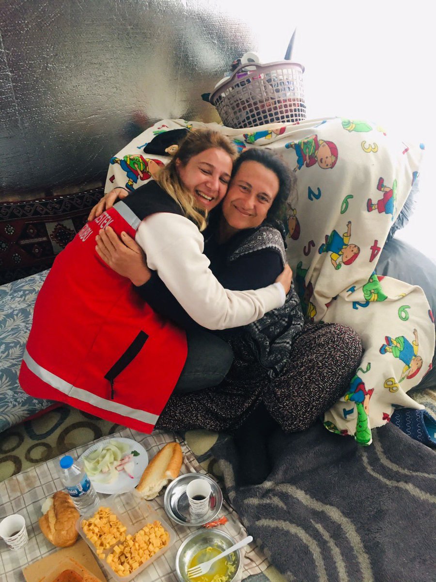 deryayanikashb's tweet photo. Depremden etkilenen illerimizde şu ana kadar 3.102 personelimizle 525.795 vatandaşımıza, deprem bölgesi dışındaki illerimizde ise 3.407 personelimizle 226.088 vatandaşımıza psikososyal destek hizmeti sağladık.

@tcailesosyal
#BirlikteGüçlüyüz 🇹🇷
#KırmızıYelekliler https://t.co/EfkEj8SsyP