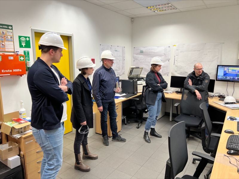 <a href="/micha_bloss/">Michael Bloss</a> besucht unsere Demonstrationsanlage und überzeugt sich persönlich davon, wie Lithium mit Hilfe von #Geothermie CO2-frei produziert werden kann.  

#ZeroCarbonLithium™ 

<a href="/Die_Gruenen/">BÜNDNIS 90/DIE GRÜNEN</a> Robert Habeck <a href="/David_Wortmann/">David Wortmann</a> <a href="/HorstKreuter/">Horst Kreuter</a> Nazim Aliyev @BMWK