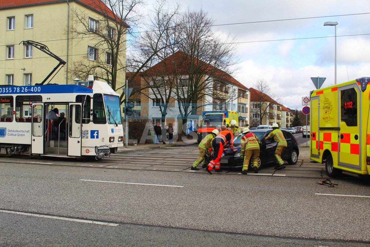 BR_Lausitz's tweet photo. 🚨 Neuer Beitrag online! 🚨
Cottbus: PKW kollidiert mit Straßenbahn
Am Sonntag kam es an der Ecke Humboldtstraße/Dresdener Straße zu einem Verkehrsunfall. Ein PKW VW wollte von der Humbol...
https://t.co/MVZLz3iN6r
#BlaulichtreportLausitz #Cottbus #Hilf... https://t.co/Twgg2U7Yb1