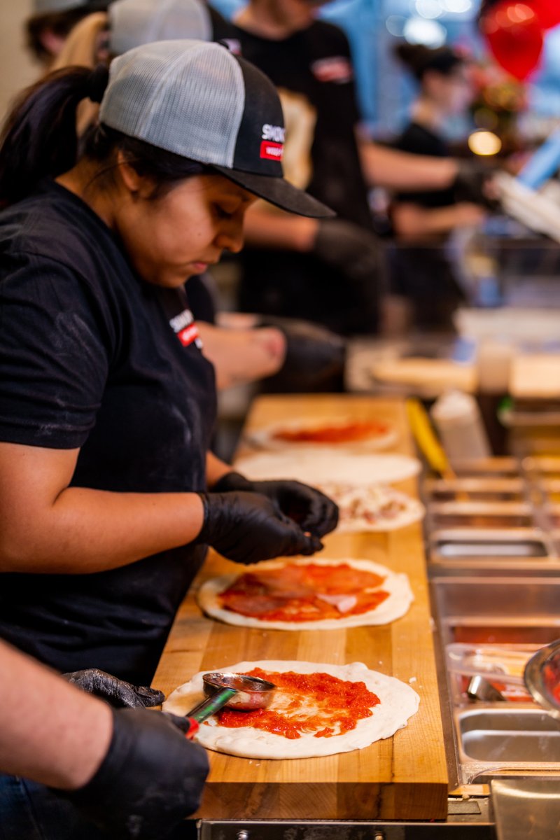 SmokinOak_GJ's tweet photo. From the time you order to the time it is delivered to your table, our team works together to provide an unforgettable experience! 🍕

#funfact #experience #teamwork #smokinoakwoodfiredpizza https://t.co/fkjz9ifr9n