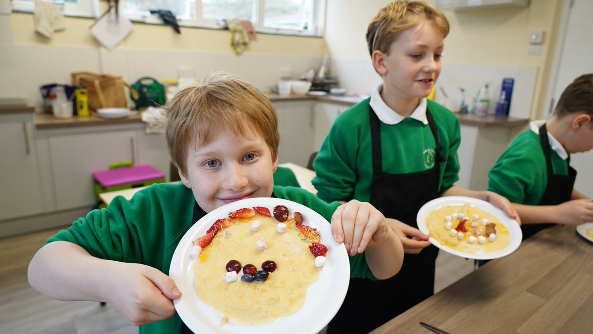 HCLcatering's tweet photo. Flip it, fold it, polka dot it!
We couldn't go without celebrating Pancake Day at @saunceywood with a workshop from our @HCLcommunity team.
#PancakeDay #Pancakes #Cooking #LittleCooks #StAlbans #Hertfordshire #SchoolMeals #SchoolCatering #SchoolKitchen #CookingFromScratch https://t.co/xFfVBHtXez
