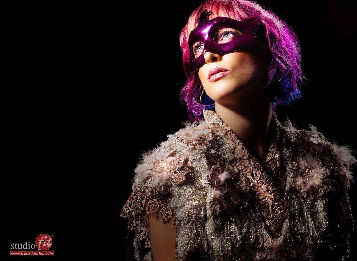 frankdoorhof's tweet photo. Claudia gedurende een workshop
Deze zaterdag is er de workshop "kinky lights" schrijf je nu in via https://t.co/BrsS19ZD9V
#workshops #licht #fotografieworkshops #studioverlichting #modelfotografie #portretfotografie #creatieflicht #flitsen #continueverlichting https://t.co/s10F9fpJt7