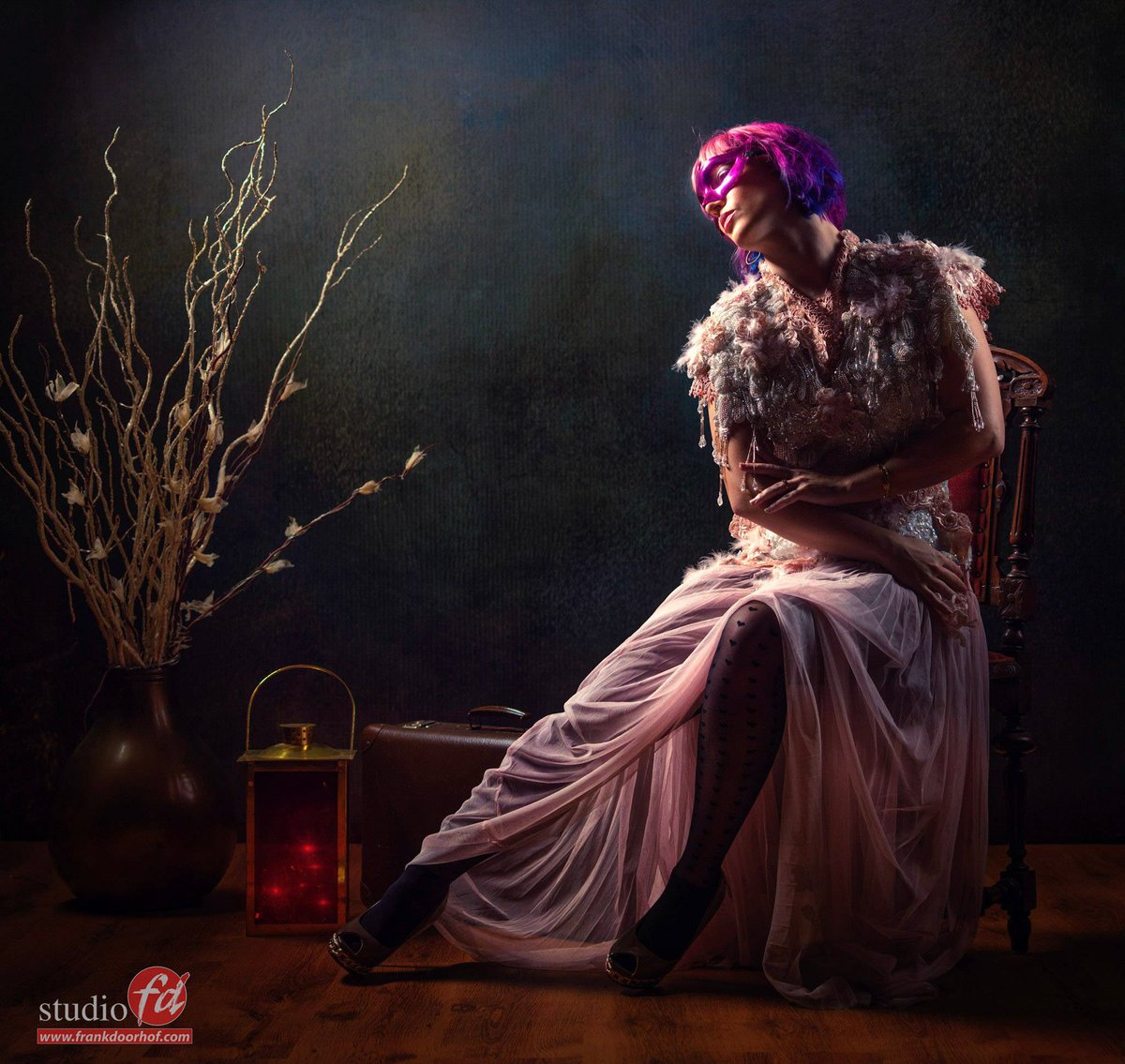 frankdoorhof's tweet photo. Claudia gedurende een workshop
Deze zaterdag is er de workshop "kinky lights" schrijf je nu in via https://t.co/BrsS19ZD9V
#workshops #licht #fotografieworkshops #studioverlichting #modelfotografie #portretfotografie #creatieflicht #flitsen #continueverlichting https://t.co/s10F9fpJt7
