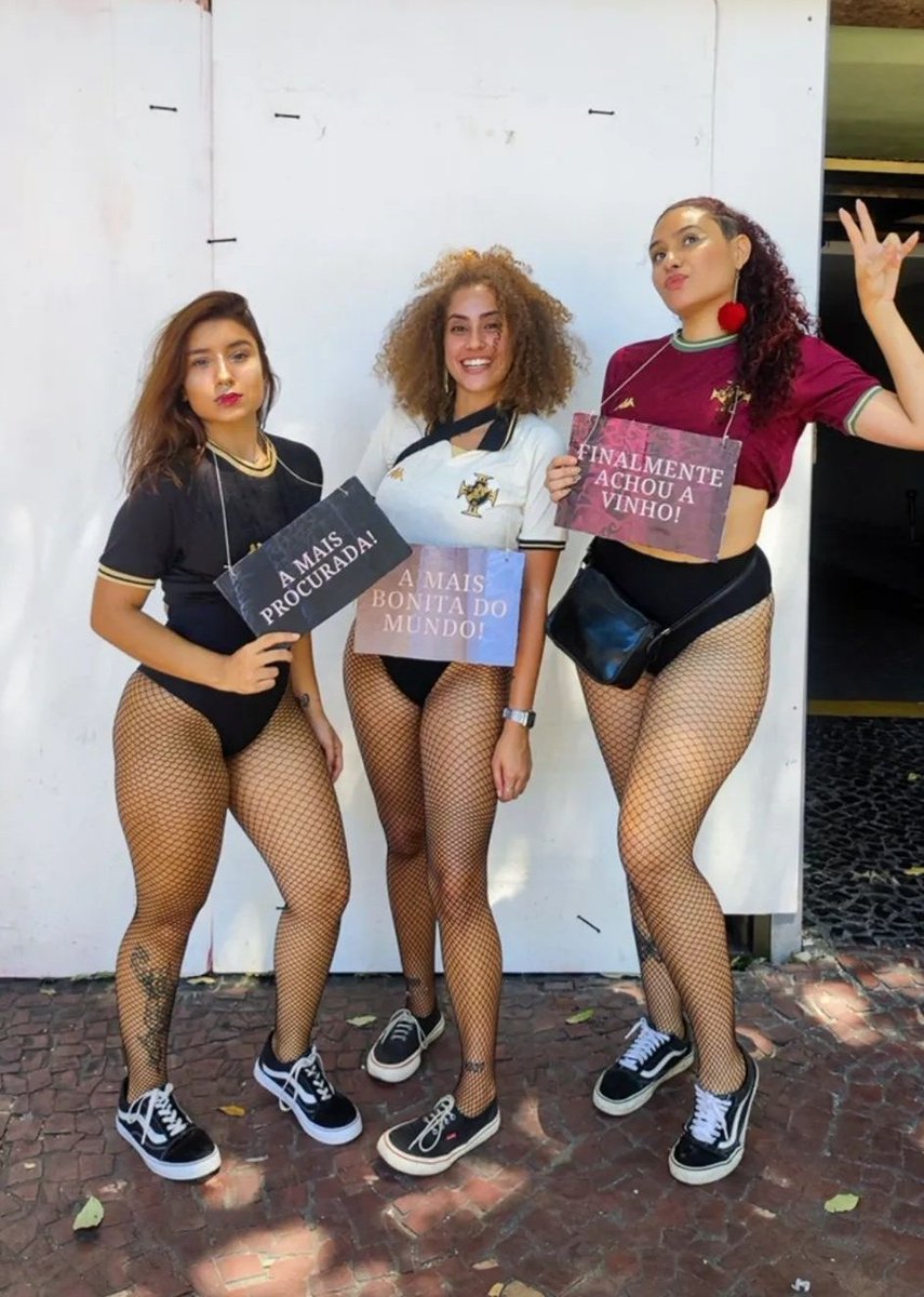 newscolina's tweet photo. As meninas usaram simplesmente a fantasia CAMISAS 3 DO VASCO DA GAMA. 

A mais procurada (preta), a mais bonita (branca) e FINALMENTE achei a vinho (vinho). Geniais. https://t.co/z9iikQ1PZ1