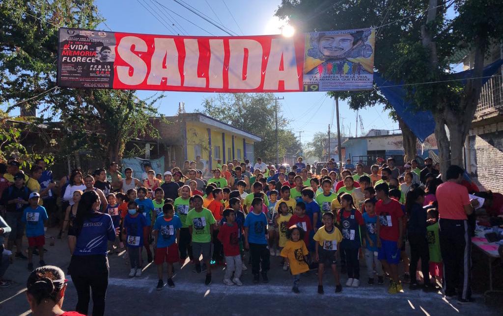 More than 200 participants ran in the 1st race in memory of the life of Samir Flores in Amilcingo, Morelos on Sunday. Samir Flores was an indigenous Náhuatl land defender who was murdered by the Mexican State for fighting against a thermal-electric plant and pipeline. ❤️🖤🧵1/3