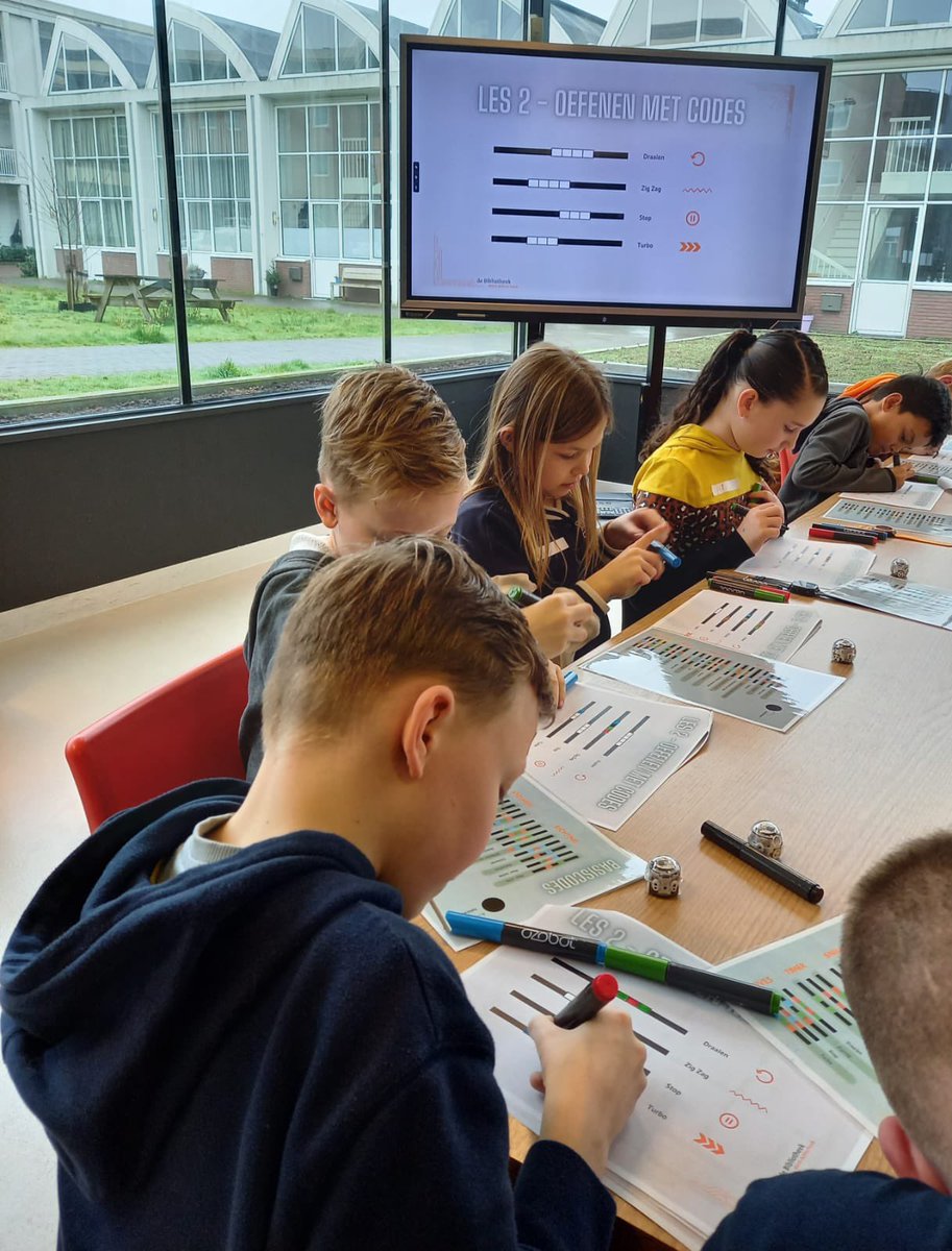 Biebtweet's tweet image. Wat een grote groep enthousiaste kinderen vandaag bij de workshop programmeren met de Ozobot in de bibliotheek van Doetinchem!
Wat worden wij blij van jullie enthousiasme! 
#bibliotheekwestachterhoek #ozobot #programmeren #ontdekkendleren #verhalenmaken