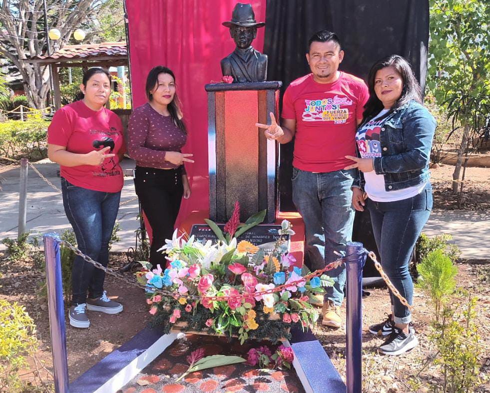 #Totogalpa | La Juventud Sandinista colocó flores para nuestro General Augusto C. Sandino en conmemoración al 89 aniversario del Tránsito a su inmortalidad ✊🏻✌🏻❤️🖤 #SandinoPatriayLibertad #SomosRed