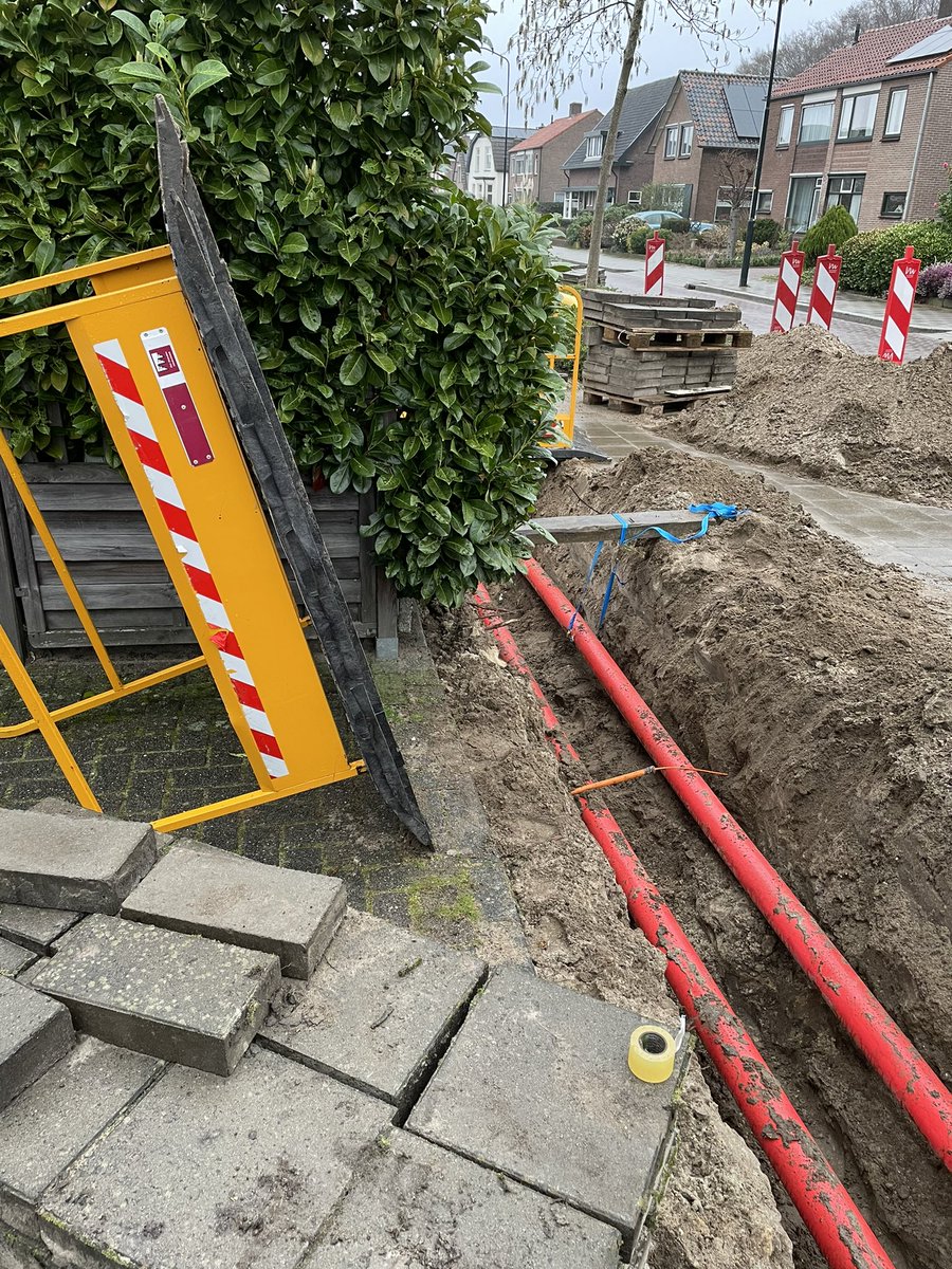 Fijn <a href="/gem_apeldoorn/">Gemeente Apeldoorn</a> dat de werkmensen in de oude Beekbergerweg het zo achterlaten. Denken ze dat de postbode er dan maar overheen moet springen? Fijn om dit zo aan te treffen🤬