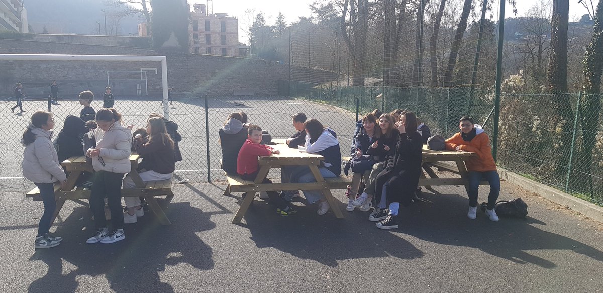 3 tables et bancs d'extérieurs ont été pris d'assaut par les élèves dès leur livraison ce midi par le lycée Notre Dame du Château. 
BRAVO aux élèves du CAP IMBT (Intervention en Maintenance Technique des Bâtiments)  qui ont réalisé ces équipements avec du bois acheté localement.