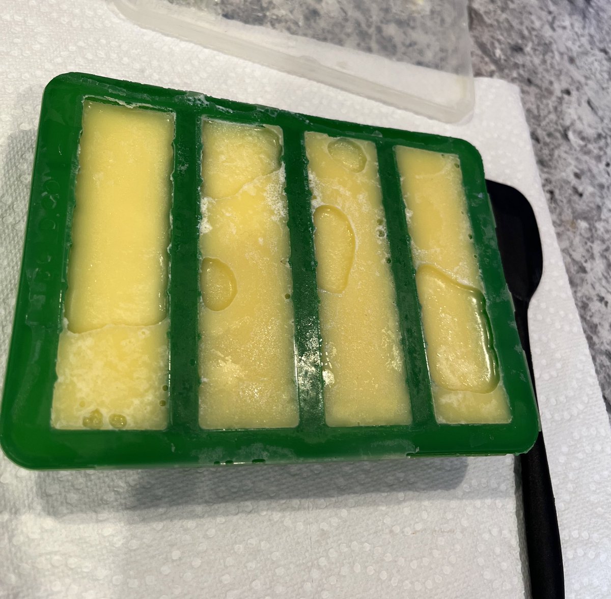 ResinShark's tweet image. Cannabutter sticks ready for some edibles 🧈😋 

#cannabutter #weedbutter #weed #wax #dabs #concentrates #extracts #batter #Mmemberville