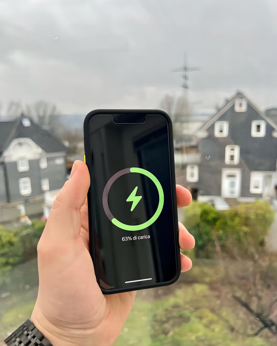 Baseus_Global's tweet photo. As someone working on my phone mostly, there is nothing better than having a MagSafe power bank I can use both on the go and on my desk.

📷IG @lorenzocalastri
#BaseusPowerBank https://t.co/zS3HfcIVqL