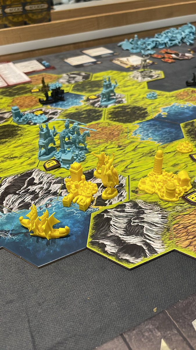 MeepleMimi's tweet photo. Hemos vuelto a sacar a mesa esta maravilla: Clash of Cultures de @MalditoGamesES , esta vez a dos jugadores. Se han llevado la victoria los Persas (azules) contra los Celtas (amarillos) por una incursión de último momento totalmente a sangre fría… 😜 https://t.co/S9jgCucaZ3