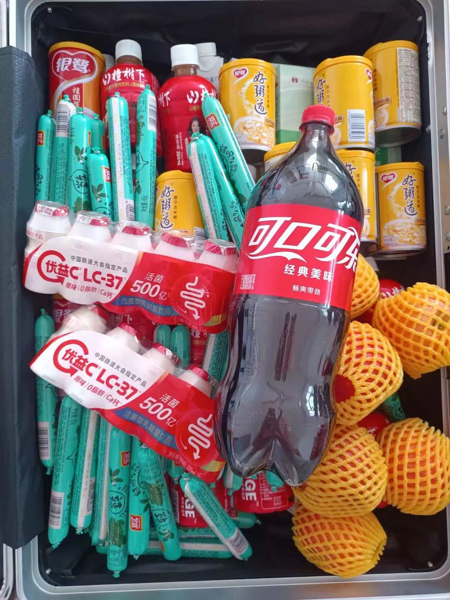 Crosfuniversity's tweet photo. 📸[Life Vision]What's in the suitcases of college students heading back to school?
#foodie #college #university #ChinaCEEC https://t.co/nVl8DQYpuJ