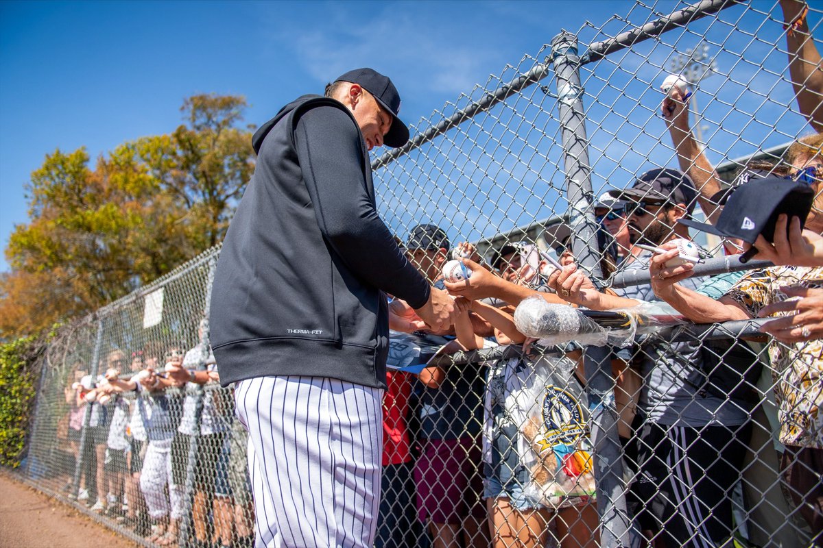 Yankees's tweet photo. Best fans in the world 💙 https://t.co/2sj94rNCW1