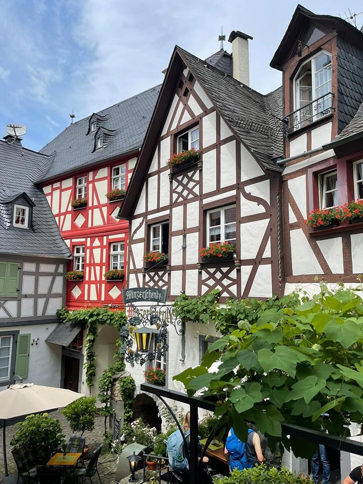RadtourReinhard's tweet photo. An der Mosel auf unseren Radtouren in eine mittelalterlich romantische Fachwerkwelt abtauchen und die Atmosphäre genießen, hier ist die Welt noch in Ordnung
https://t.co/Nj2j8EYkcH https://t.co/cg5yTYsEEQ