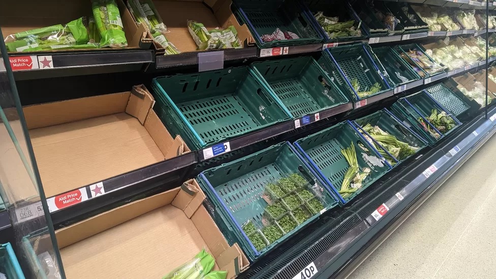 insideeat's tweet image. Asda and Morrisons are putting limits on purchases of some fruit and vegetables as supermarkets face shortages of fresh produce.
@asda 
@Morrisons