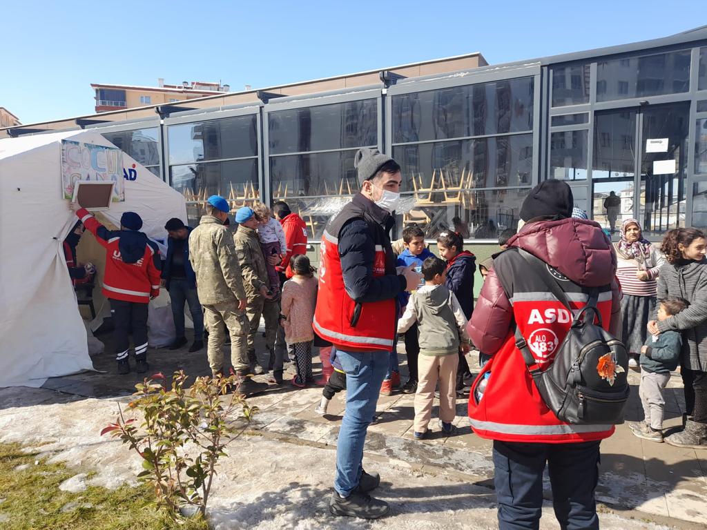 tcailesosyal's tweet photo. Depremden etkilenen vatandaşlarımızın psikolojik ve sosyal olarak güçlenmelerine yönelik çalışmalarımıza aralıksız bir şekilde devam ediyoruz.

#BirlikteGüçlüyüz 🇹🇷
#KırmızıYelekliler

📍 Malatya https://t.co/8NjUozg3NI