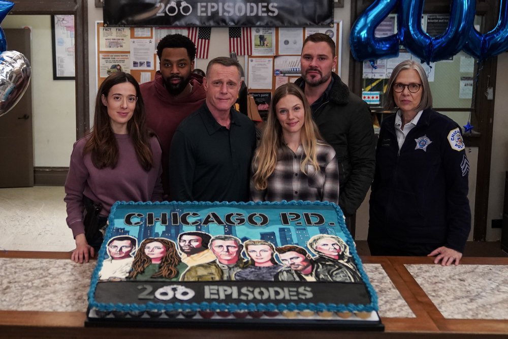 5021_GandH's tweet photo. Jesse celebrated the 200th episode with his TV family as it should be…note the difference in these pictures! Pictures say a thousand words I’d say these are screaming! #ComeHomeJay #WeMissYouJesse #BringBackJayHalstead #BringBackJesseLeeSoffer #UpsteadForever #FixCPD #ChicagoPD https://t.co/j9KDHQPRRC