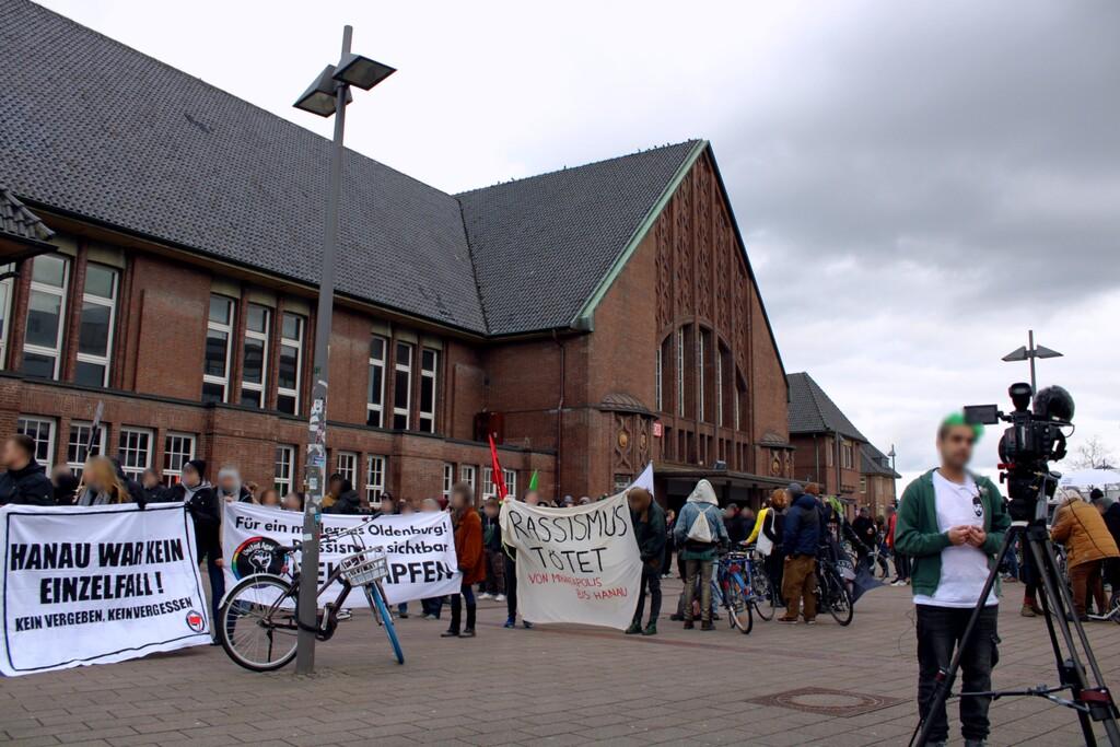Rie_aktiv's tweet photo. 19.02.2023: Gedenk-Demonstration „3 Jahre Gedenken an #Hanau“ in #Oldenburg

#ol1902 #1902Hanau #Hanauistüberall #Antifa #Antifaschismus #erinnernheißtverändern #fightfascism #fightrascim #keinvergeben #keinvergessen #neverforget #niemalsvergessen #Polizeiproblem #Rassismus https://t.co/4PWRbKTD30