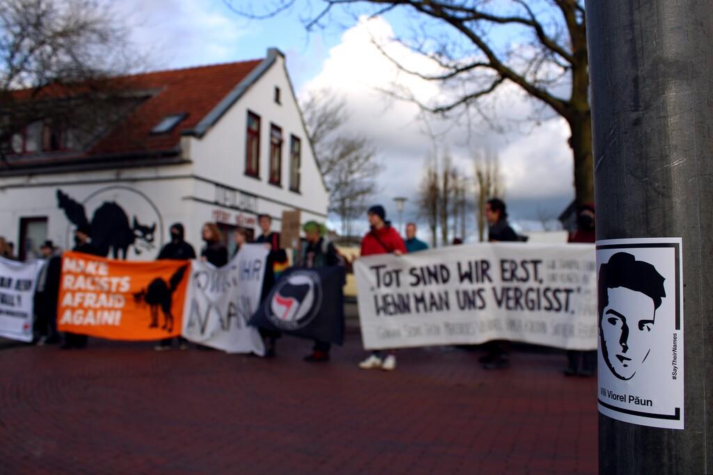 Rie_aktiv's tweet photo. 19.02.2023: Gedenk-Demonstration „3 Jahre Gedenken an #Hanau“ in #Oldenburg

#ol1902 #1902Hanau #Hanauistüberall #Antifa #Antifaschismus #erinnernheißtverändern #fightfascism #fightrascim #keinvergeben #keinvergessen #neverforget #niemalsvergessen #Polizeiproblem #Rassismus https://t.co/4PWRbKTD30