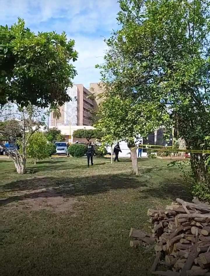 PulsoInforma1's tweet photo. Cae persona del 4to piso de los multifamiliares ubicados en Sahuaripa y Guerrero en Ciudad Obregón https://t.co/HAWMQ80DHX