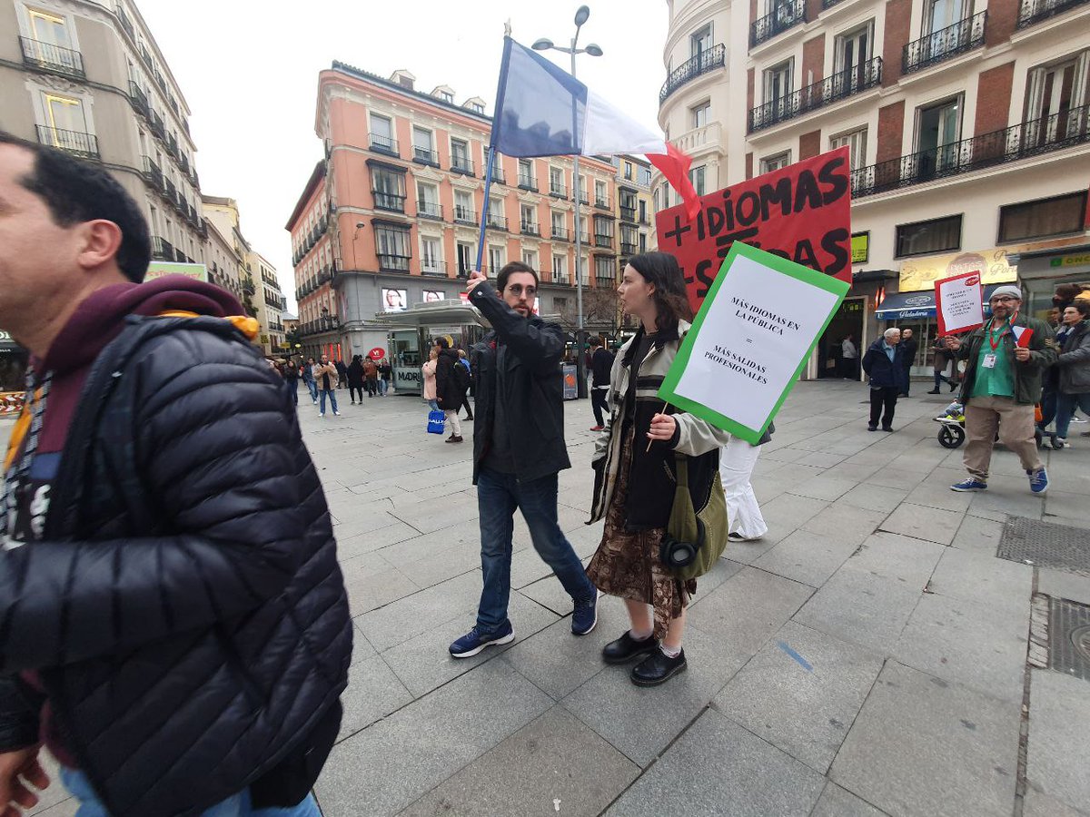 CCOOEducaMa's tweet photo. #EstáPasando📸
En defensa de las 2ª Lenguas Extranjeras🔽
✔️Una Educación Pública con más idiomas.
✔️Somos Europa, somos sus lenguas.
➕Idiomas 🟰 ➕ Salidas
✔️Se necesitan más horas 
para aprender un idioma.
📲Comparte, reenvía
⭕️⭕️PaseLoquePase 
#CCOOContigo
#CCOOActúa https://t.co/GKQ1aJF65L