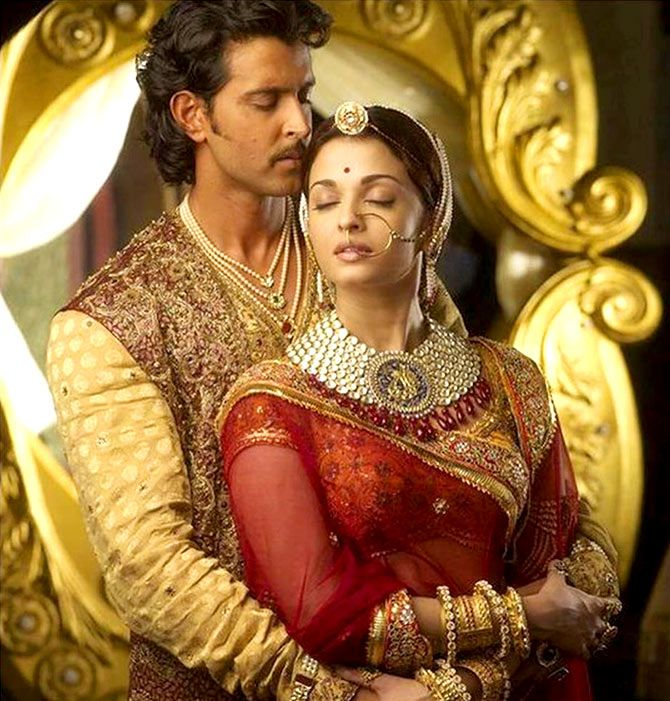 aish_bachchan_'s tweet photo. Jodhaa and Akbar’s love shines brightly across the ages as a symbol of mutual respect, tolerance and open mindedness. Today we celebrate the 15th year since our journey that brought their eternal romance to the silver screen.

Jodhaa Akbar streaming on Star Gold, Netflix, iTunes! https://t.co/rYHnoXXbUo