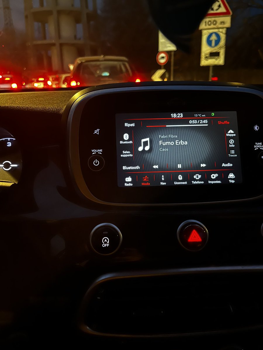 in mezzo al traffico di Reggio Emilia ascoltando a palla Fumo Erba di Fabri Fibra e la gente pensa ancora di conoscermi