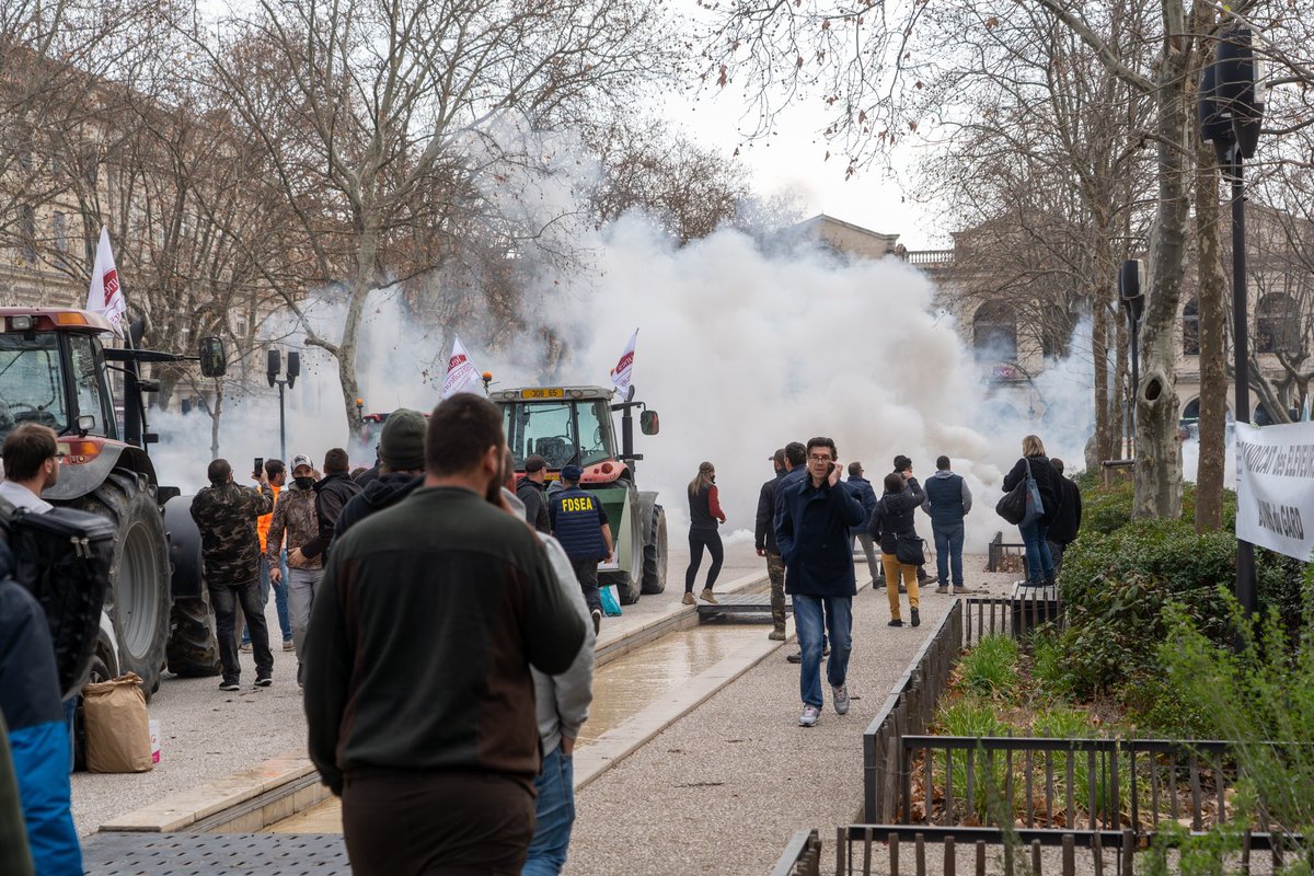 jsanchez_rn's tweet photo. Présent ce jour aux côtés des agriculteurs mobilisés à Nîmes.
Avalanche de normes débiles, concurrence déloyale…
Ceux qui nous nourrissent avec amour et savoir-faire sont en train de crever.
Le gouvernement y est insensible.
Sans eux, comment ferons-nous pour bien nous nourrir ? https://t.co/3gIRCW9FIp