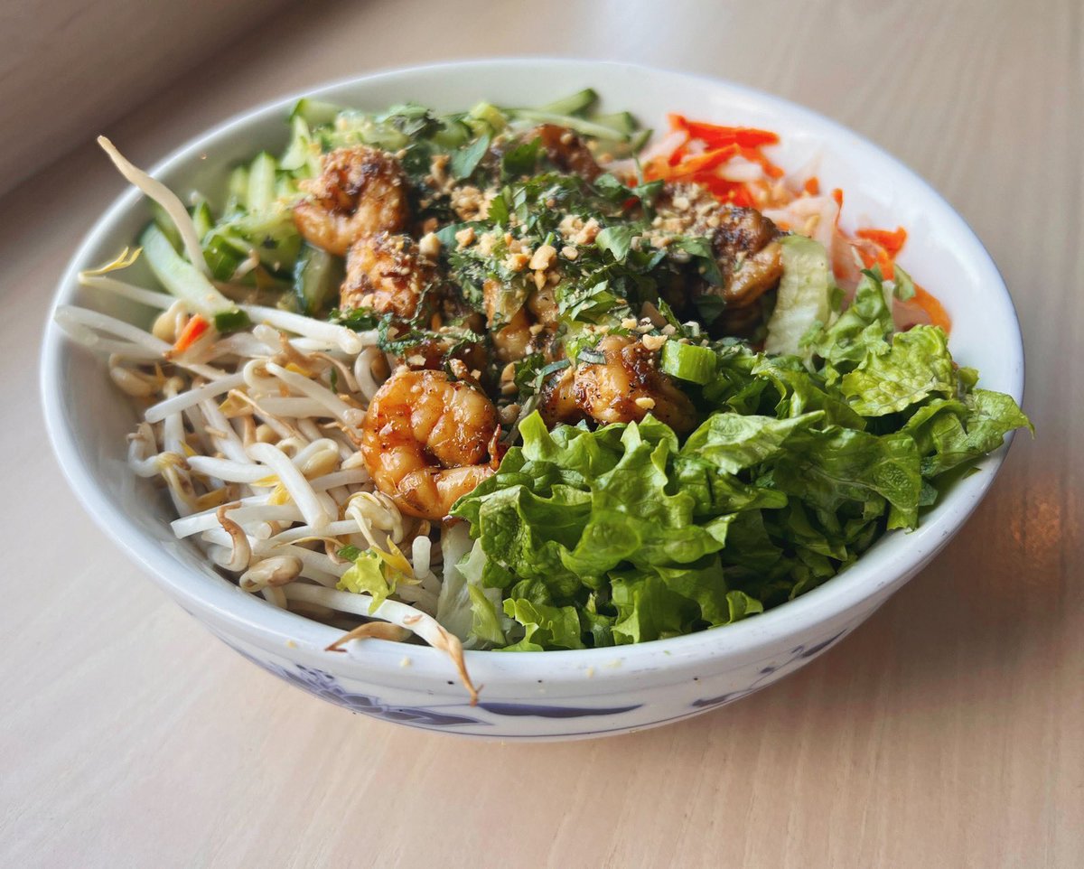 pholangthang's tweet image. It’s that time of year! Lent, seafood season, spring break. We’ll have a few seafood specials rolling out this week, including Shimp Bún, available Wednesday February 22nd, and every Friday through April 7th for both Lunch &amp;amp; Dinner! #pholangthang #bun #seafood #pescatarian