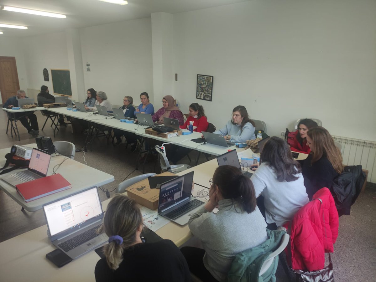 Navegar de forma segura nos hace estar mucho más tranquil@s y esto lo hemos aprendido con el curso #CompetenciasDigitalesCLM en #carcelén
👉Financiado por la UE #NextGenerationEu
Con el apoyo y la financiación del <a href="/gobjccm/">Gobierno de Castilla-La Mancha</a> con <a href="/bienestarCLM/">Bienestar Social CLM</a>
