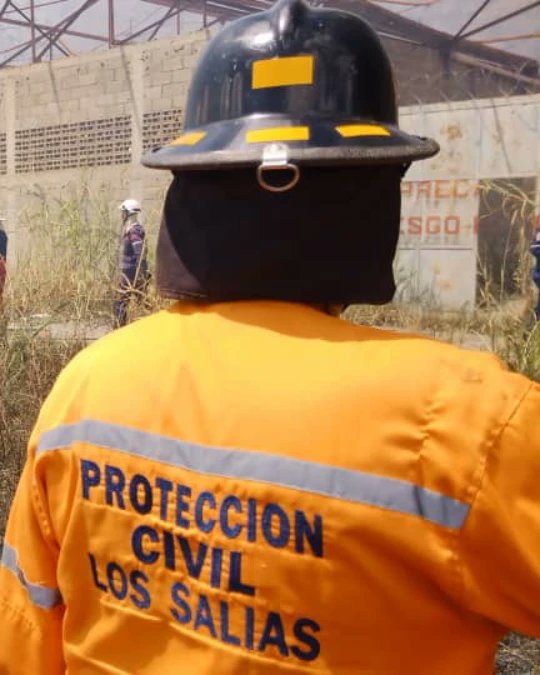 pclossalias's tweet photo. Funcionarios de @pclossalias, @EmergenciasSAA y bomberos de Miranda realizan control y extinción de un incendio de vegetación en el kilómetro 8 de la carretera Panamericana, adyacente a un depósito de papel reciclado. #pclossalias #siemprecontigo #emergenciaslossalias https://t.co/8YF1iD56S5