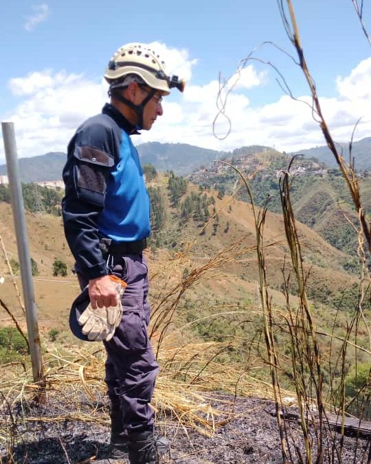pclossalias's tweet photo. Funcionarios de @pclossalias, @EmergenciasSAA y bomberos de Miranda realizan control y extinción de un incendio de vegetación en el kilómetro 8 de la carretera Panamericana, adyacente a un depósito de papel reciclado. #pclossalias #siemprecontigo #emergenciaslossalias https://t.co/8YF1iD56S5