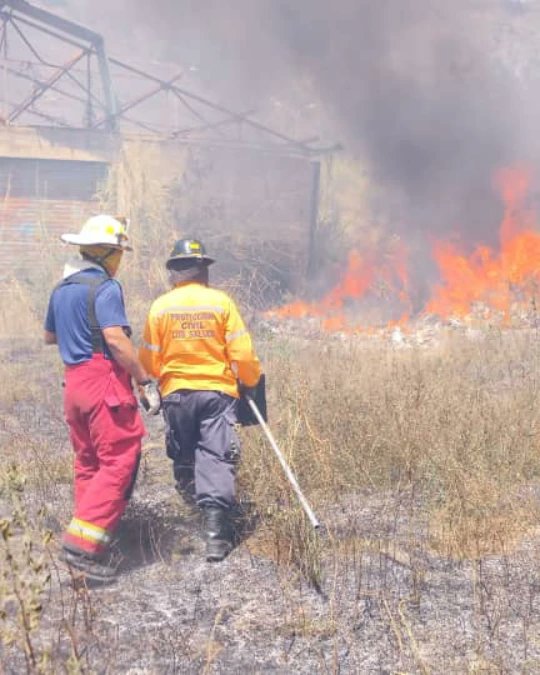 pclossalias's tweet photo. Funcionarios de @pclossalias, @EmergenciasSAA y bomberos de Miranda realizan control y extinción de un incendio de vegetación en el kilómetro 8 de la carretera Panamericana, adyacente a un depósito de papel reciclado. #pclossalias #siemprecontigo #emergenciaslossalias https://t.co/8YF1iD56S5