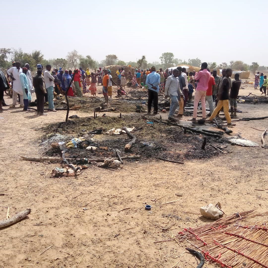 Le 15 février, un incendie sur le site des personnes déplacées à Makalondi dans la région de #Tillaberi a détruit plusieurs dizaines d’abris et des infrastructures. 

Les besoins prioritaires des personnes affectées incluent des abris d’urgence et des biens non alimentaires.