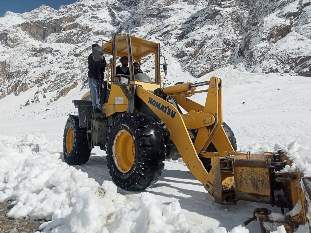 pamirtimes's tweet photo. B&amp;R Department District #Ghizer has started removal of snow from the road to #Darkut Valley, Yasin. 

The snow removal was started after clips of locals carrying a patient and walking for long distances to reach hospital went viral on social media. #GilgitBatlistan https://t.co/AeyxMUBont